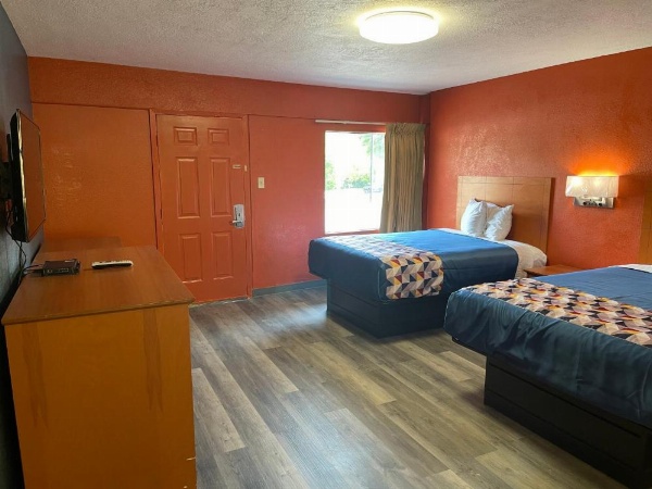 Economy Inn Hot Springs image 6